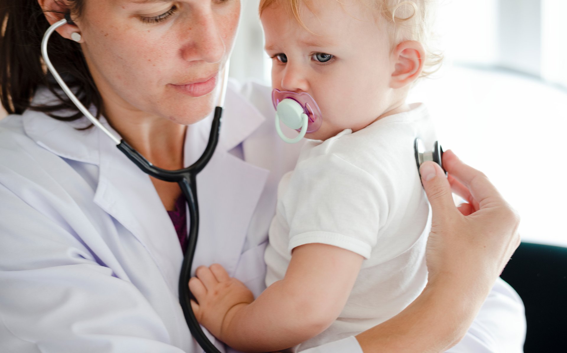 Pediatra bada dziecko stetoskopem